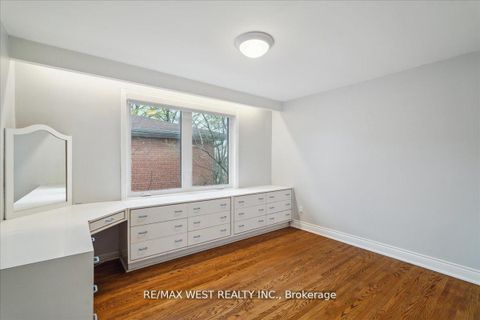 Photo 11 at 40 Arlstan Drive, Bathurst Manor, Toronto