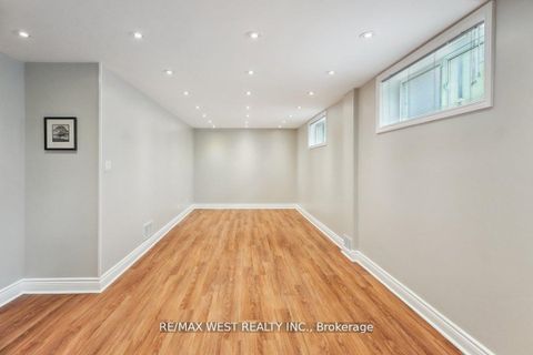 Photo 17 at 40 Arlstan Drive, Bathurst Manor, Toronto