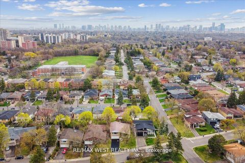 Photo 20 at 40 Arlstan Drive, Bathurst Manor, Toronto