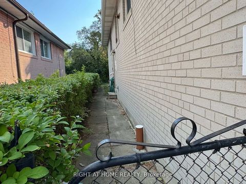 Photo 2 at 87 FENELON Drive, Donalda, Toronto