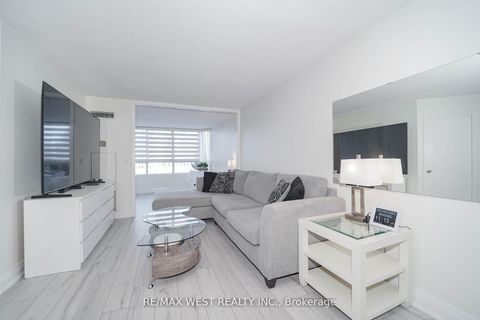 Photo 2 at 501 - 33 Weldrick Road E, Observatory, Richmond Hill