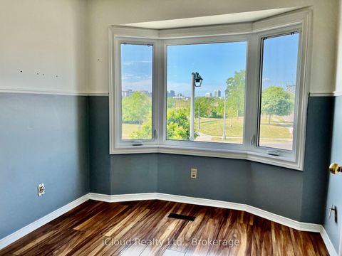 Photo 3 at 40 Glenashton Drive, RO River Oaks, Oakville