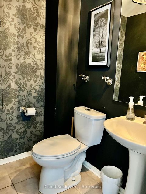 Photo 12 at 40 Glenashton Drive, RO River Oaks, Oakville