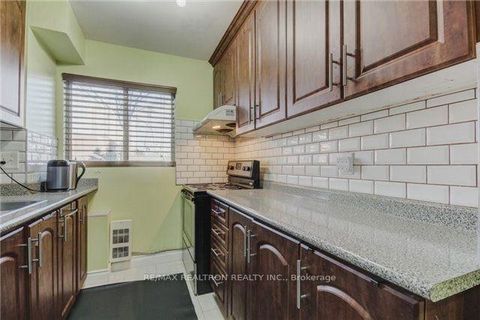 Photo 4 at 112 - 95 Leeward Glenway, Flemingdon Park, Toronto