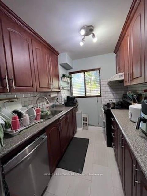 Photo 5 at 112 - 95 Leeward Glenway, Flemingdon Park, Toronto