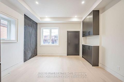 Photo 10 at 16 Mulberry Crescent, Oakwood Village, Toronto
