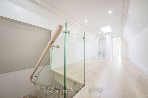 Photo 11 at 16 Mulberry Crescent, Oakwood Village, Toronto