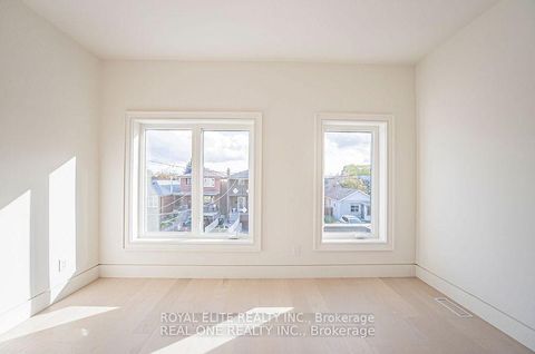 Photo 16 at 16 Mulberry Crescent, Oakwood Village, Toronto