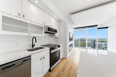 Photo 3 at 915 - 2055 Danforth Avenue, Woodbine Corridor, Toronto