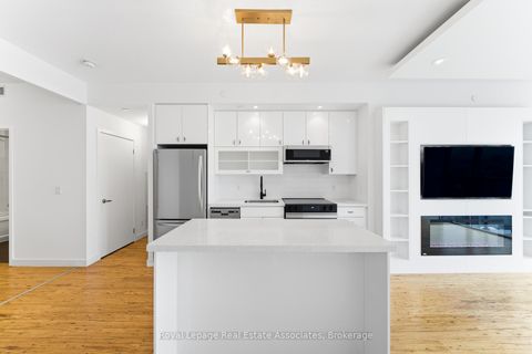 Photo 4 at 915 - 2055 Danforth Avenue, Woodbine Corridor, Toronto