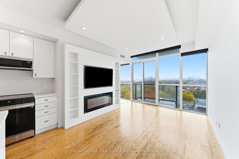 Photo 6 at 915 - 2055 Danforth Avenue, Woodbine Corridor, Toronto