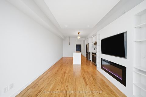 Photo 9 at 915 - 2055 Danforth Avenue, Woodbine Corridor, Toronto