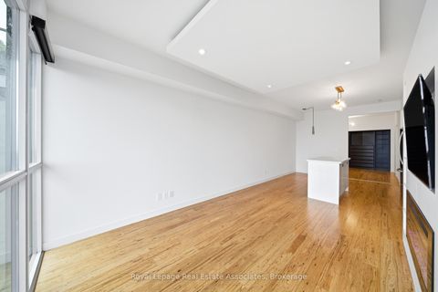Photo 10 at 915 - 2055 Danforth Avenue, Woodbine Corridor, Toronto