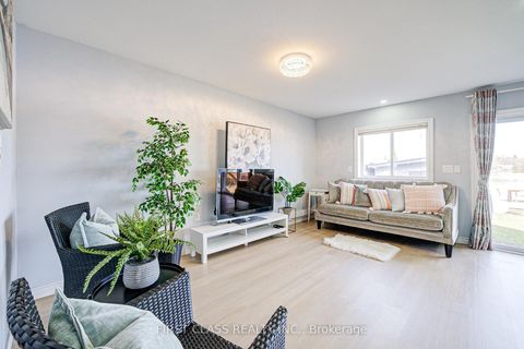 Photo 2 at 17 Willowbank Avenue, Oak Ridges Lake Wilcox, Richmond Hill