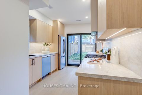 Photo 9 at 732 Adelaide Street W, Niagara, Toronto