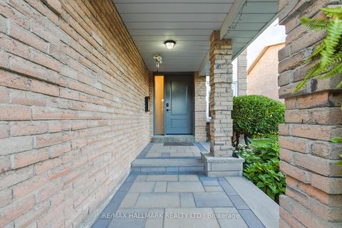 Photo 3 at 100 Eleanor Circle, South Richvale, Richmond Hill