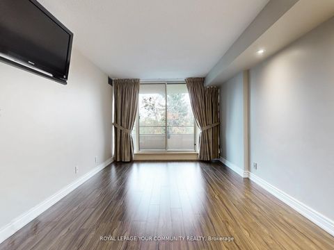 Photo 9 at 324 - 32 Clarissa Drive, Harding, Richmond Hill