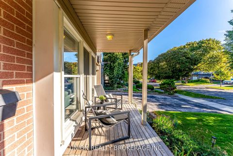 Photo 2 at 32 Bledlow Manor Drive, Guildwood, Toronto