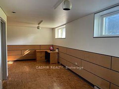 Photo 5 at 31 ORLON Crescent, South Richvale, Richmond Hill