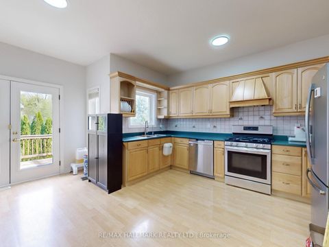 Photo 10 at 2 Snively Street, Oak Ridges Lake Wilcox, Richmond Hill