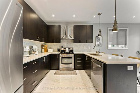 Photo 10 at 39 Rivoli Drive, Vellore Village, Vaughan