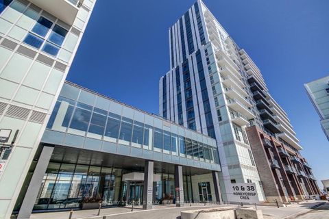 Photo 1 at 101 - 38 Honeycrisp Crescent, Concord, Vaughan