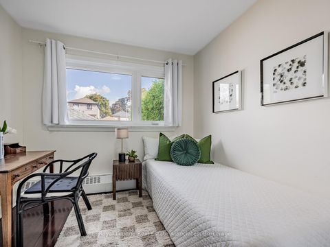 Photo 15 at 5 Little Boulevard, Belgravia, Toronto