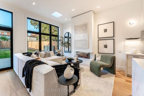 Photo 2 at 604 Ridelle Avenue, Belgravia, Toronto