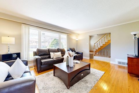 Photo 3 at 5 Robinter Drive, Newtonbrook East, Toronto