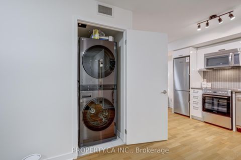 Photo 14 at 520 - 295 Adelaide Street W, Waterfront Communities C1, Toronto
