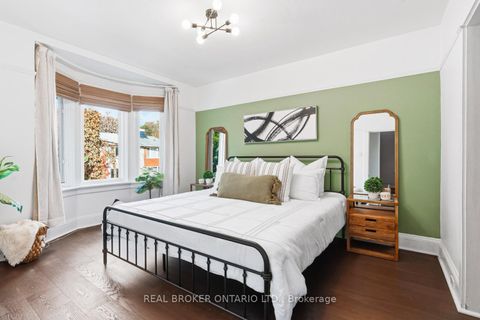 Photo 12 at 7 Juniper Avenue, The Beaches, Toronto