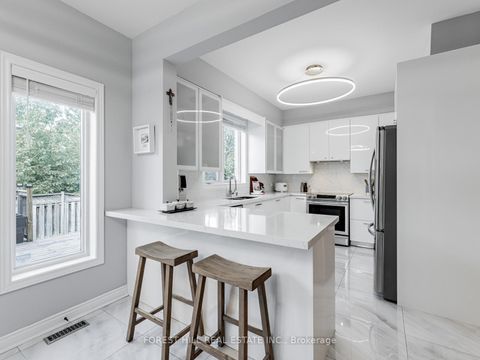 Photo 11 at 134 Royal Palm Drive, Yorkhill, Vaughan