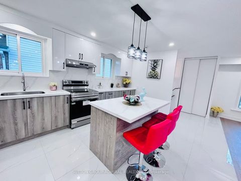 Photo 11 at 23 Hildenboro Square, L'Amoreaux, Toronto