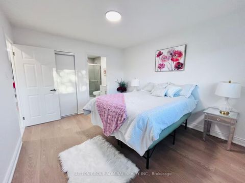 Photo 15 at 23 Hildenboro Square, L'Amoreaux, Toronto