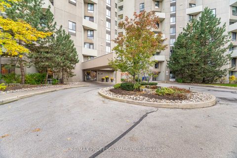 Photo 2 at A12 - 284 Mill Road, Markland Wood, Toronto