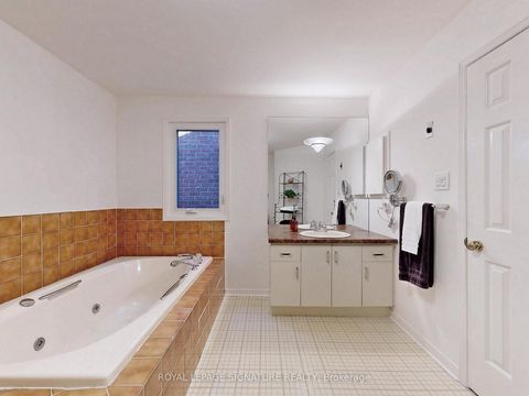 Photo 11 at 48 Millcroft Way, Brownridge, Vaughan