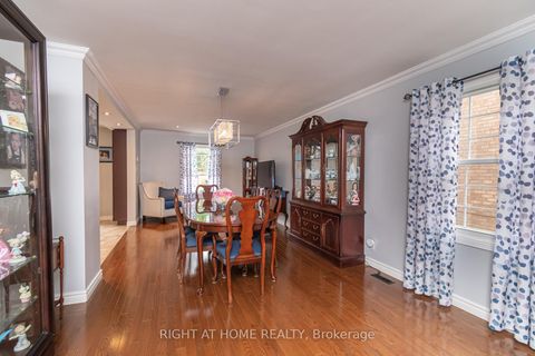 Photo 2 at 43 Squire Drive, Devonsleigh, Richmond Hill