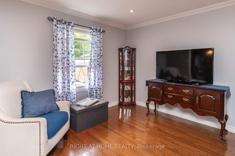 Photo 3 at 43 Squire Drive, Devonsleigh, Richmond Hill