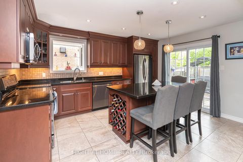 Photo 4 at 43 Squire Drive, Devonsleigh, Richmond Hill