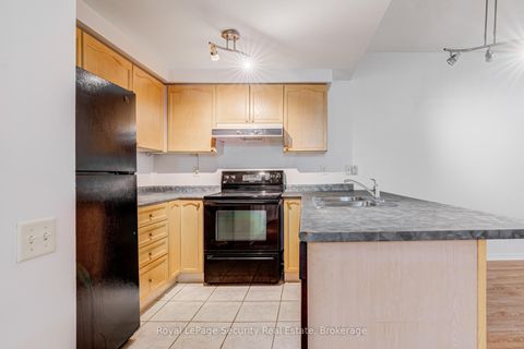 Photo 12 at 137 - 760 Lawrence Avenue W, Glen Park, Toronto