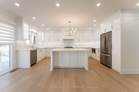 Photo 3 at 286 Waterloo Avenue S, Bathurst Manor, Toronto