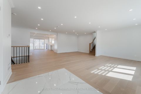 Photo 10 at 286 Waterloo Avenue S, Bathurst Manor, Toronto