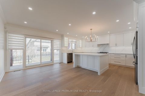 Photo 13 at 286 Waterloo Avenue S, Bathurst Manor, Toronto