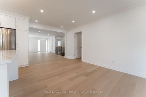 Photo 14 at 286 Waterloo Avenue S, Bathurst Manor, Toronto