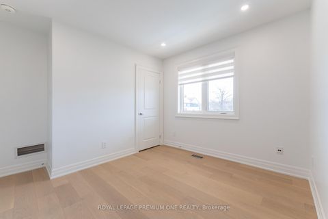 Photo 16 at 286 Waterloo Avenue S, Bathurst Manor, Toronto