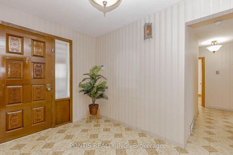 Photo 5 at 27 DIANA Drive, CFB, Toronto