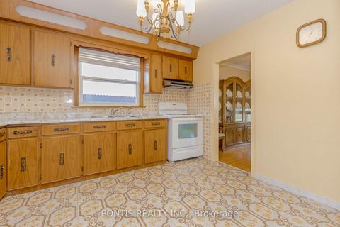 Photo 7 at 27 DIANA Drive, CFB, Toronto