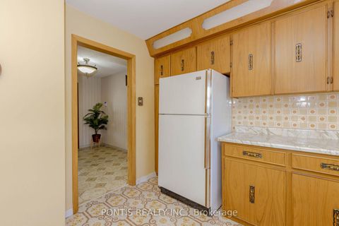 Photo 14 at 27 DIANA Drive, CFB, Toronto