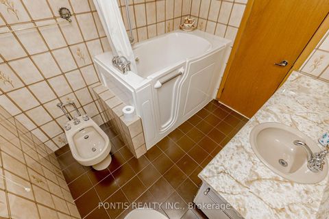 Photo 31 at 27 DIANA Drive, CFB, Toronto