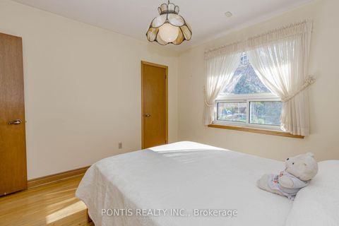 Photo 35 at 27 DIANA Drive, CFB, Toronto